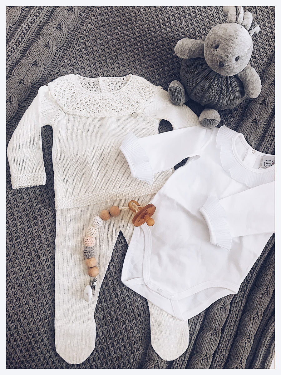 Babygrow with ruffle collar motive, it is a traditional Spanish baby outfit in a pretty two piece set.